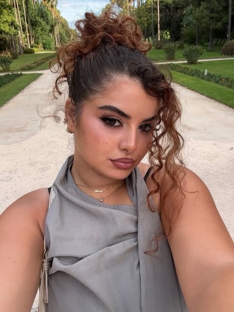 Kamilia Aliouat, regard souligné et teint lumineux