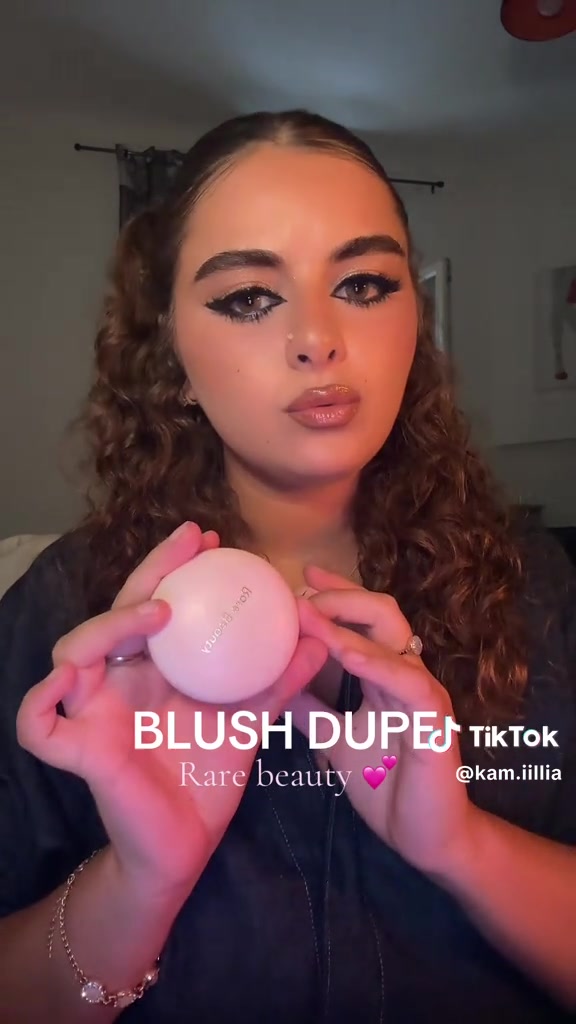 Teint rehaussé de blush et regard travaillé